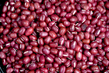 Red beans are a good source of iron, which helps nourish the blood and regulate blood conditions in the body