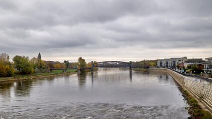 Obraz premium View of the Elbe River from the observation platform near the Domfelsen in Magdeburg under an overcast sky.