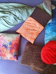 A bedtime story – colorful, chaotic, loving 
Eine Bettgeschichte – bunt, chaotisch, liebevoll