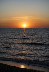 Photo Chocolate and black sunrise over calm sea