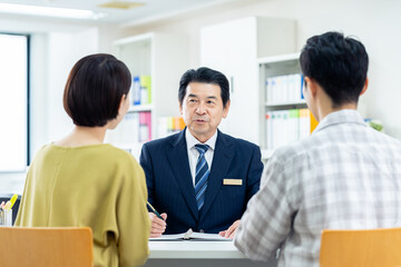 ミドルの夫婦に説明するプランナー