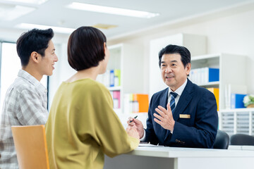 ミドルの夫婦に説明するプランナー