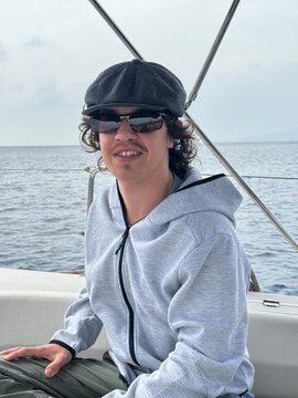 Jeune homme &agrave; b&eacute;ret sur un bateau