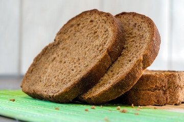 A close-up view of the rich texture of sliced rye or whole wheat bread. This image is ideal for illustrating the benefits of a fiber-rich diet, healthy carbohydrates, and homemade baking.
