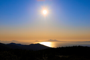 知床峠より国後島