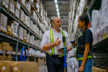 Obraz premium Logistics employees are working warehouse.