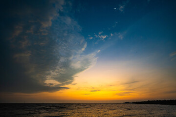 Picture of the atmosphere of the sea in the evening, the light and color of the sky are beautiful.
