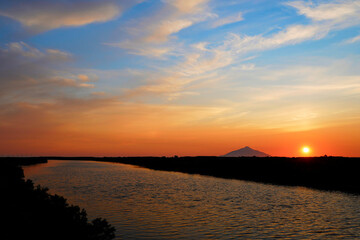 夕景の天塩川と利尻富士