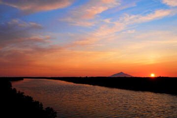 Obraz premium 夕景の天塩川と利尻富士