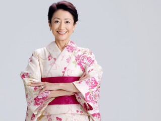 着物を着た笑顔の年配女性