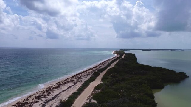 Impresionante vista a&eacute;rea de la Reserva de la Biosfera de Sian Ka'an, Riviera Maya, M&eacute;xico, 4K