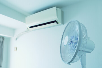 部屋の中のエアコンと扇風機