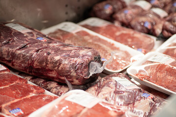 アメリカのスーパーマーケットの肉売り場の牛肉