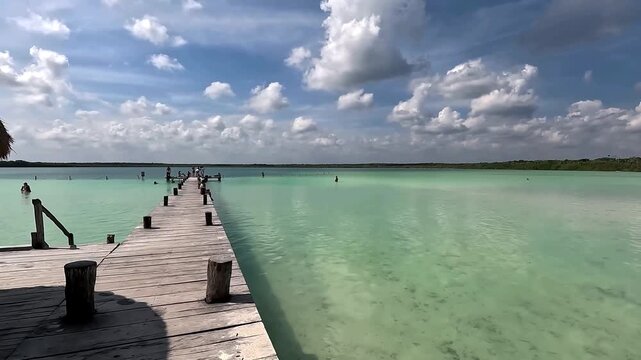POV shot Caminando por el muelle de la Laguna Ka'an Luum, Tulum, M&eacute;xico