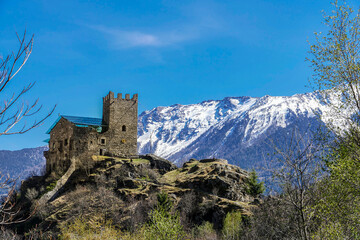 Fototapeta premium Burg Juval mit schneebedeckten Bergen im Hintergrund, Die Burg liegt im Trentino Oberitalien. Besitzer Reinhold Messner. 30.03.17