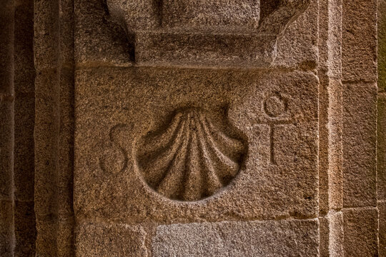Pilgermuschel (Jakobsmuschel) als Pilgerzeichen an einer Seule in Santiago de Compostela in Stein gehauen.  13.09.17