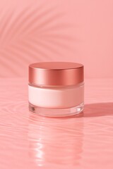 Mockup jar kosmetik kaca dengan tutup rose gold di latar belakang pink.