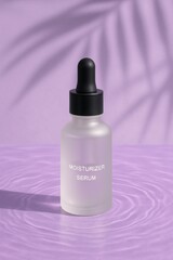 Mockup botol serum kaca frosted dengan pipet hitam di latar belakang ungu.
