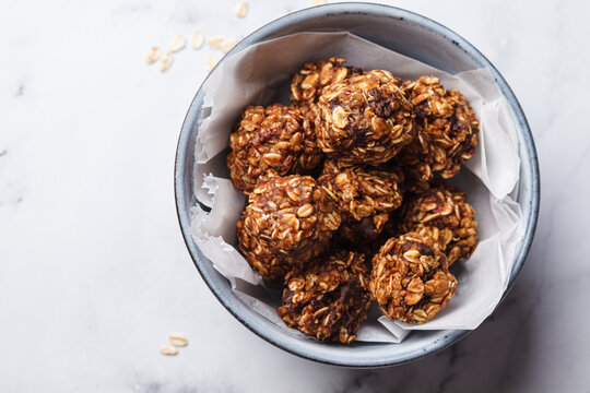 Oatmeal balls with peanut butter and chocolate chips.