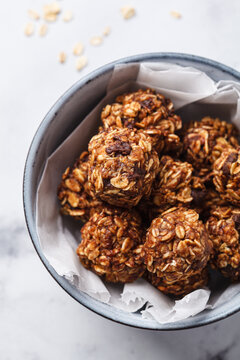 Oatmeal balls with peanut butter and chocolate chips.