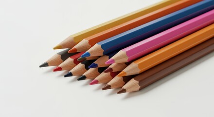 Obraz premium Colorful pencils arranged for illustration