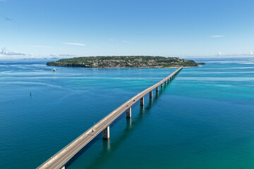 Obraz premium Kouri Bridge Extending Over Turquoise Sea Toward Kouri Island, Okinawa, Japan (古宇利大橋・沖縄)