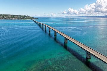 Obraz premium Aerial Drone View of Kouri Bridge (古宇利大橋) Stretching over Emerald Blue Sea, Okinawa, Japan