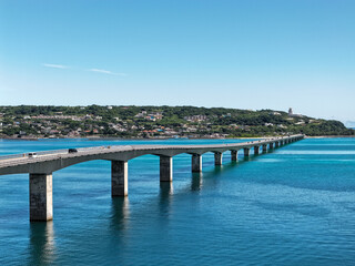 Obraz premium Scenic View of Kouri Bridge (古宇利大橋) with Supporting Piers over Blue Ocean, Okinawa, Japan
