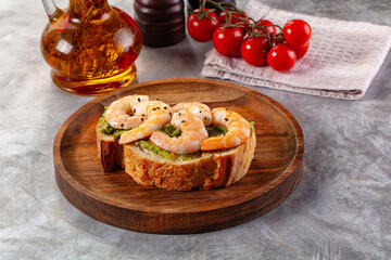 Sandwich with prawn and avocado