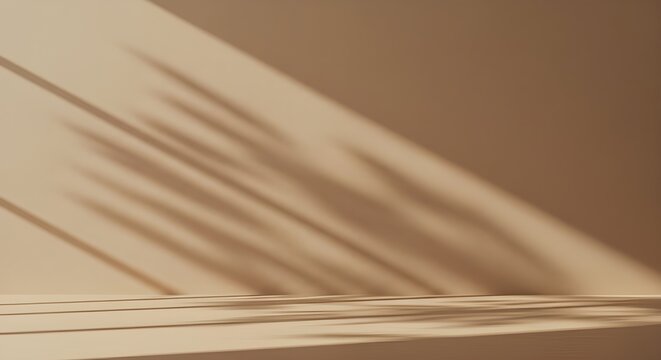 Minimalista abstracto suave suave fondo beige para la presentaci&oacute;n del producto con luz y una sombra intrincada desde la ventana y la vegetaci&oacute;n en la pared.