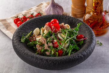 Green salad with canned tuna