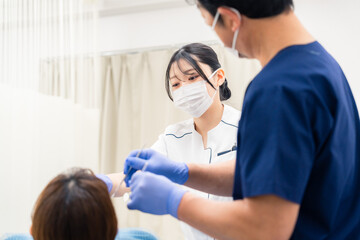 Fototapeta premium 歯科で働く歯科助手の女性