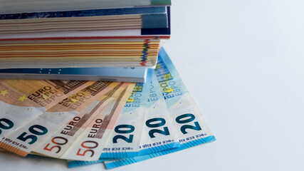 Conceptual image representing school book expenses and the increase in education costs for families. The rising price of books highlights the financial burden of schooling and family budgets.