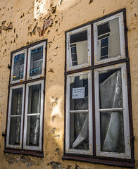 Ein unter Denkmalschutz stehendes Haus wird zum Verkauf angeboten; die strengen Auflagen machen den Verkauf der Immobilie in der Lübecker Altstadt schwierig 