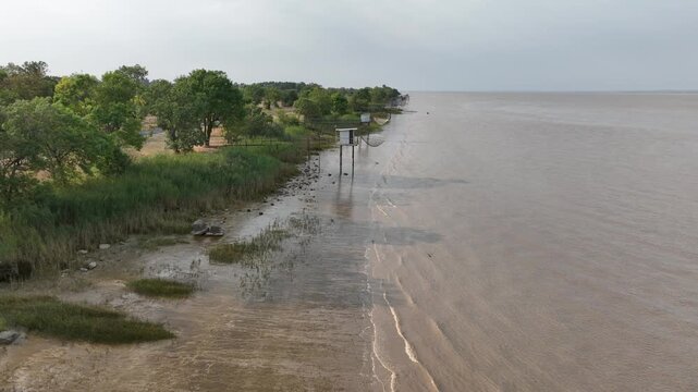 Cabanes de p&eacute;cheurs sur pilotis, carrelets dans l'estuaire de la gironde en France. Install&eacute;es le long du littoral et des &eacute;tiers, un grand filet carr&eacute; tendu au bout d'une perche qui descend