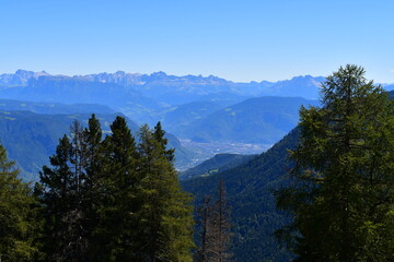 Schöne Landschaft in Südtirol mit Blick auf Bozen und die Dolomiten 
