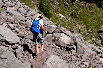 Mann wandert in Südtirol 