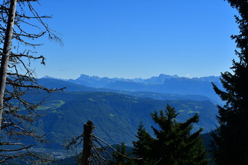 Schöne Landschaft in Südtirol mit Blick ins Etschtal und zu den Dolomiten 