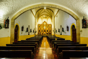 Obraz premium Colonial church interior Izamal Yucatan with golden altar