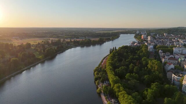Paysage d'une vue a&eacute;rienne sur la ville de Vichy en Auvergne et la rivi&egrave;re de l'Allier au coucher de soleil