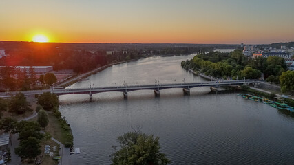 Paysage d'une vue aérienne sur la ville de Vichy en Auvergne et la rivière de l'Allier au coucher...