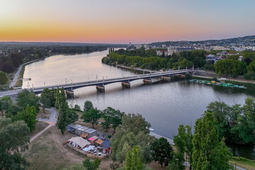 Obraz premium Magnifique vue aérienne sur la ville de Vichy en Auvergne au coucher de soleil 