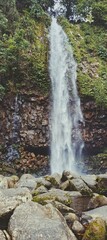 Obraz premium Cascading Serenity A Refreshing Waterfall Retreat Surrounded by Nature's Embrace