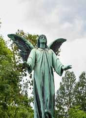 schöner großer Engel mit ausgebreiteten Flügeln auf einem Friedhof in Würzburg