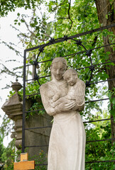 Maria mit dem Jesuskind auf einem Friedhof in W&uuml;rzburg
