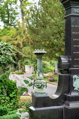 schöne alte Feuerschale auf einer Säule auf einem Friedhof in Würzburg