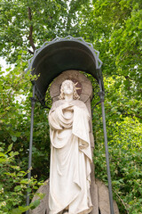 Jesus unter einem Baldachin auf einem Friedhof in Würzburg © Blende8