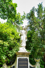 schöner Engel mit ausgebreiteten Flügeln auf einem Grabstein auf einem Friedhof in Würzburg
