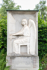 Ein Engel sitzt am Klavier auf einem Friedhof in Würzburg