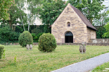 Gedenkstätte der im Krieg gefallenen Soldaten auf einem Friedhof in Würzburg